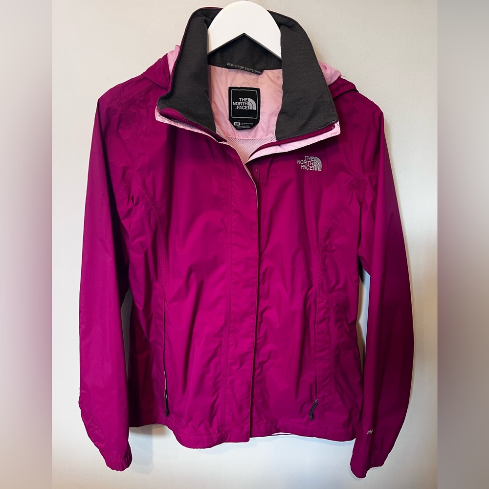 The North Face Women's Hooded Hyvent Windbreaker/Rain Jacket in‎ plum - Size M
